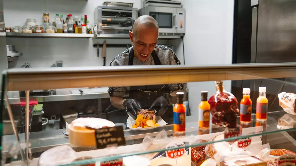 ConCabeza, la taberna de ultramarinos en el barrio de moda de Madrid que abren dos amigos "en plena crisis de los 40"