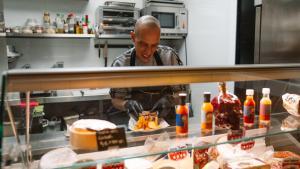 Salva, cocinero de ConCabeza, prepara uno de los sándwiches reinterpretados de la nueva taberna de Arganzuela.