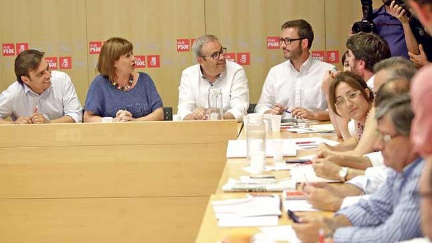 Imagen de una reunión de la dirección del PSOE balear, con Francina Armengol al frente.