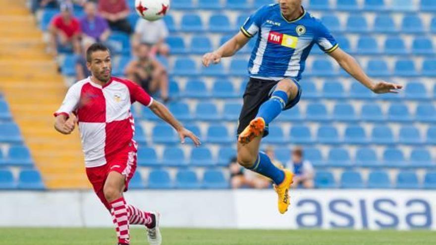 Felipe Sanchón pressiona Samuel Llorca (Hèrcules) en un partit d&#039;aquesta temporada.