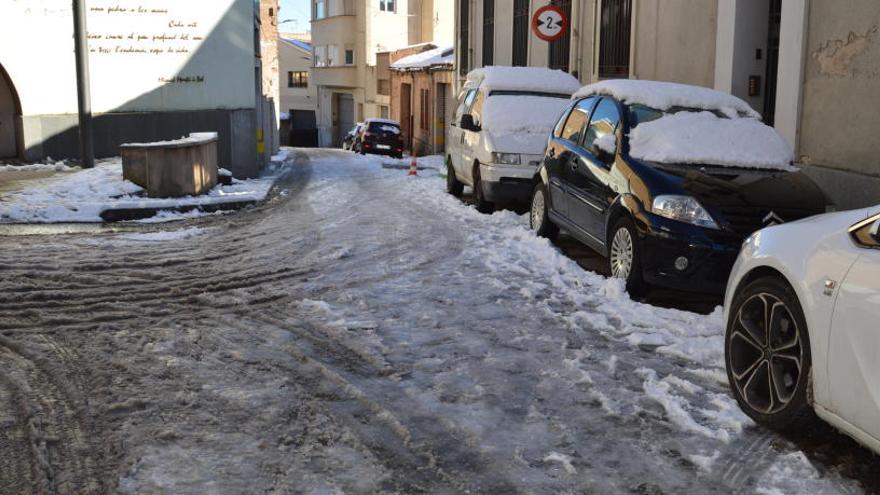 Un carrer amb pendent amb neu que provocava reslliscades.