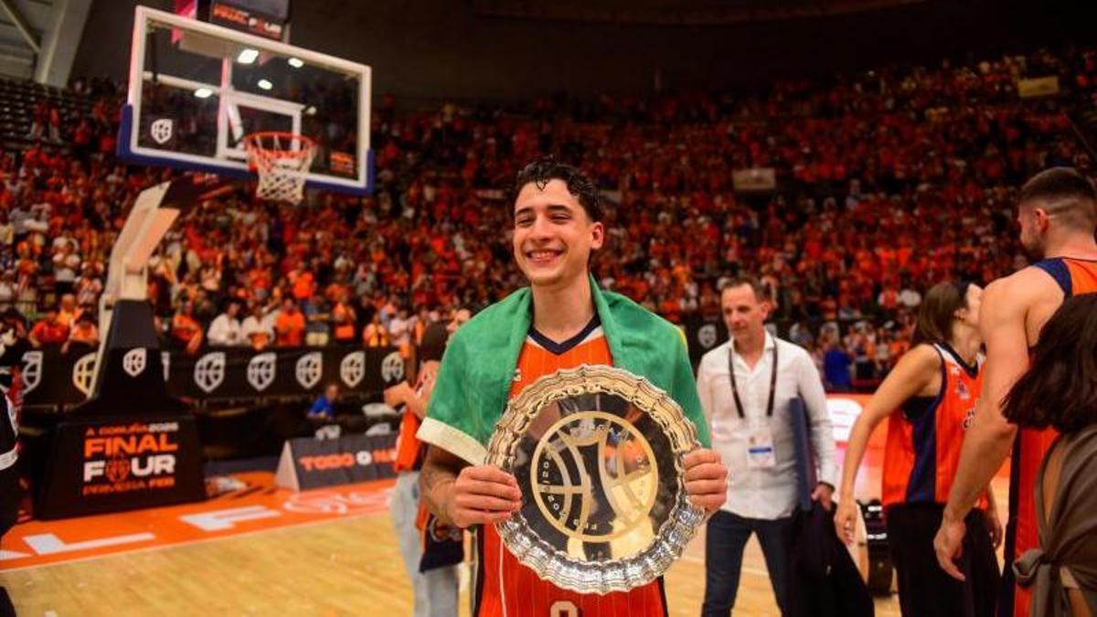 Caio Pacheco posa con el título de la Final Four y una bandera de Brasil sobre sus hombros durante la celebración del ascenso del Leyma Coruña a la Liga ACB en el Coliseum.