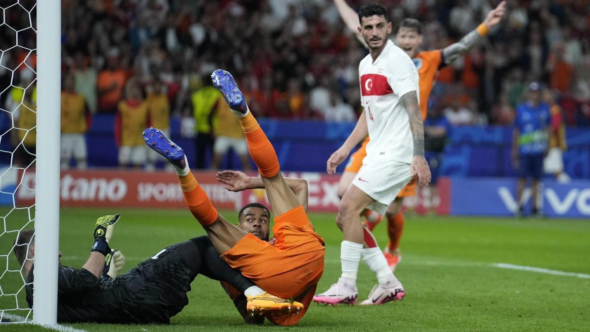 Gakpo, en la jugada decisiva del Países Bajos-Turquía que supuso el 2-1.