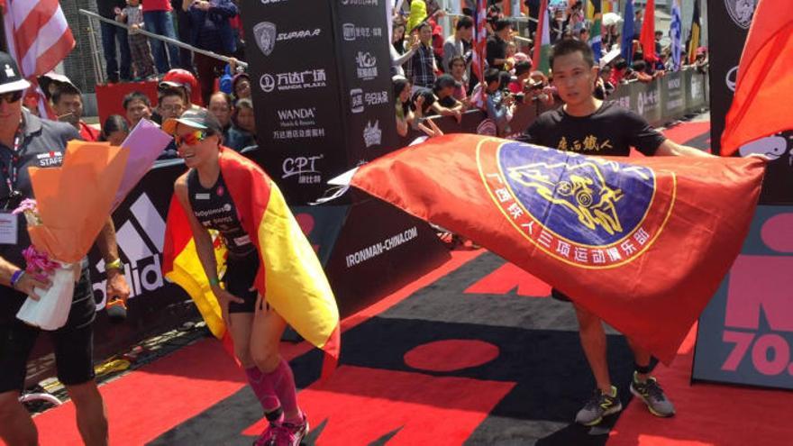 María José Martínez Maroto entró en la línea de meta con su inseparable bandera de España.