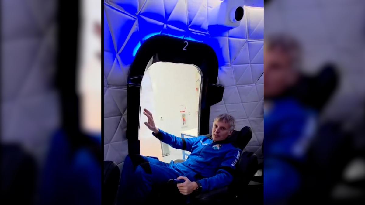 Jesús Calleja muestra la nave con la que viajará al espacio