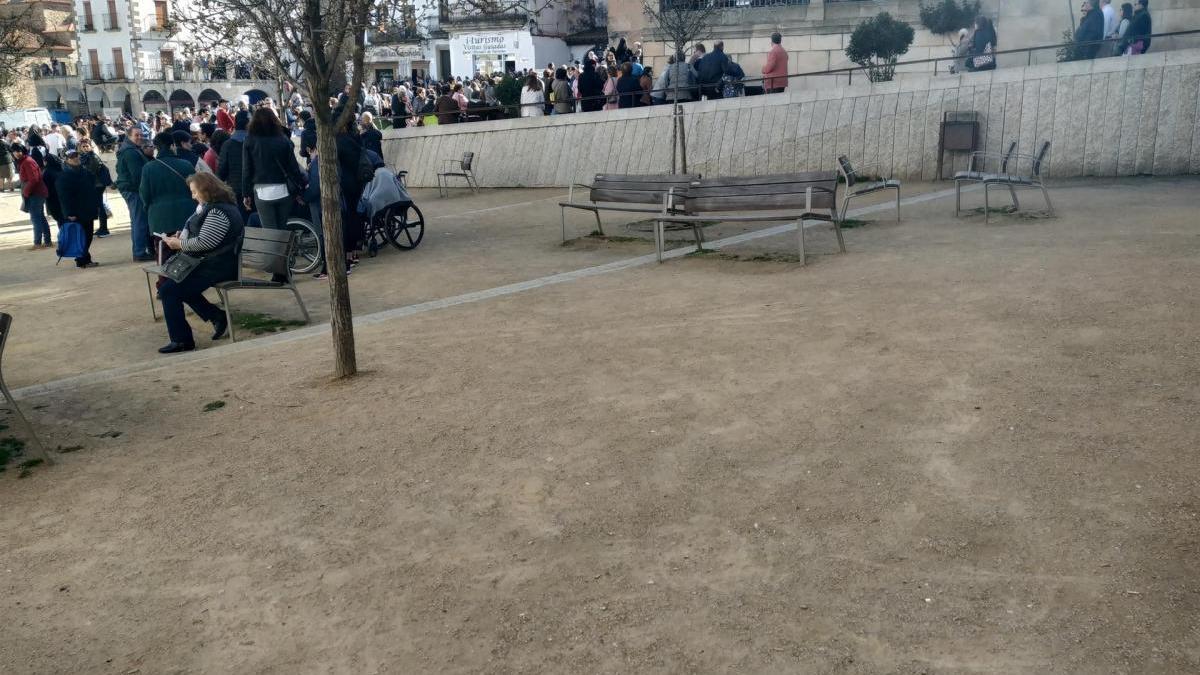 El arenero de la plaza Mayor de Cáceres se reformará con baldosas que simulan la tierra