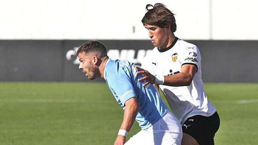 Jesús Vázquez, con la Senyera del Valencia CF