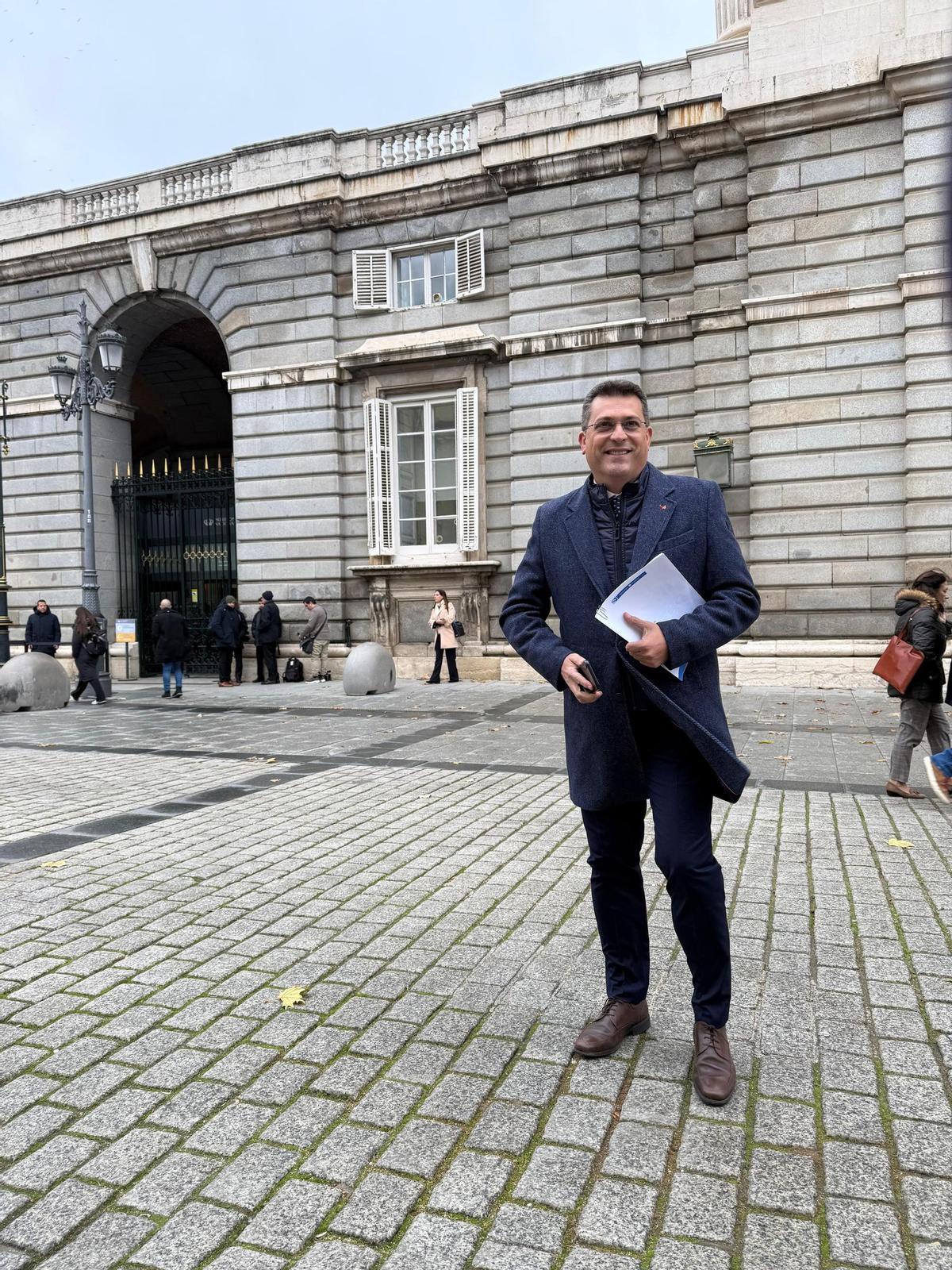 El alcalde de Alfafar delante de la Casa Real.