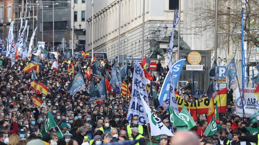 Miles de personas acuden a la protesta policial contra la reforma de la ley mordaza