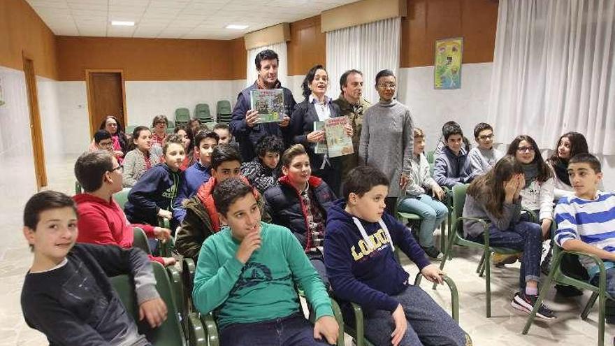 La concejala Belén Iglesias, con alumnos de las Franciscanas. // I.O.