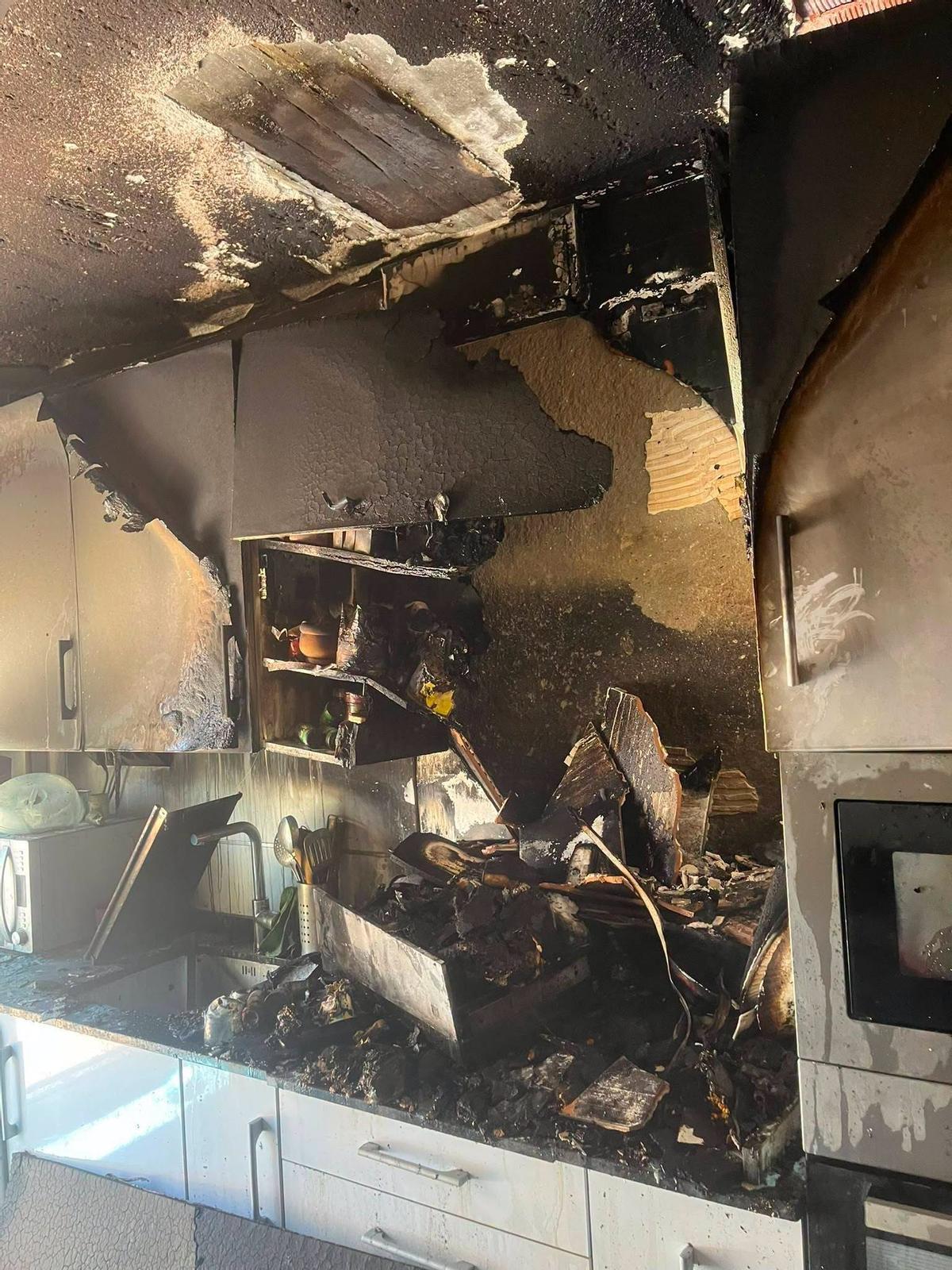 Aspecto de la cocina tras el incendio.