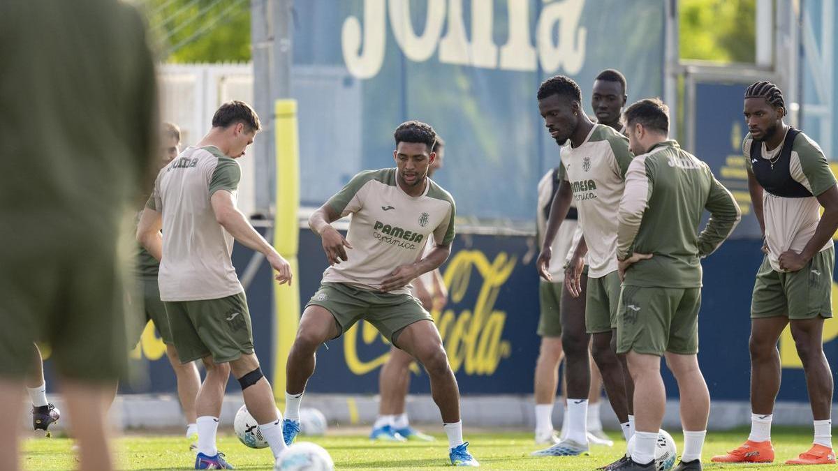 El estadounidense Alex Freeman (en el centro del rondo), junto a Alfon González (balón), Oluwaseyi, Pape Gueye y Kamnwala (derecha).