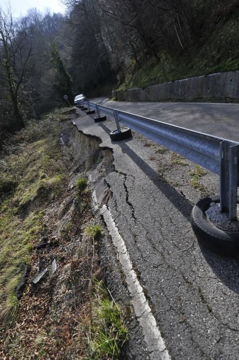 Hundimiento de la AS-337 de la Colladiella en el km 8