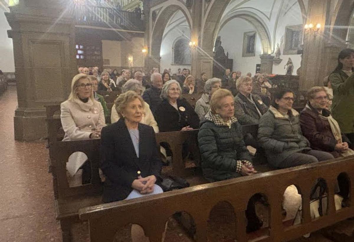 Asistentes al acto inaugural de la Semana Santa de Candás, con Nieves Miranda, esposa de José Manuel Otero, en primer término. | J. A. O.