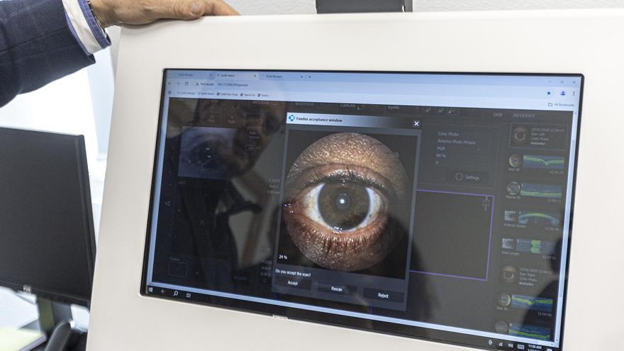 Un robot con inteligencia artificial para agilizar la lista de espera en oftalmología