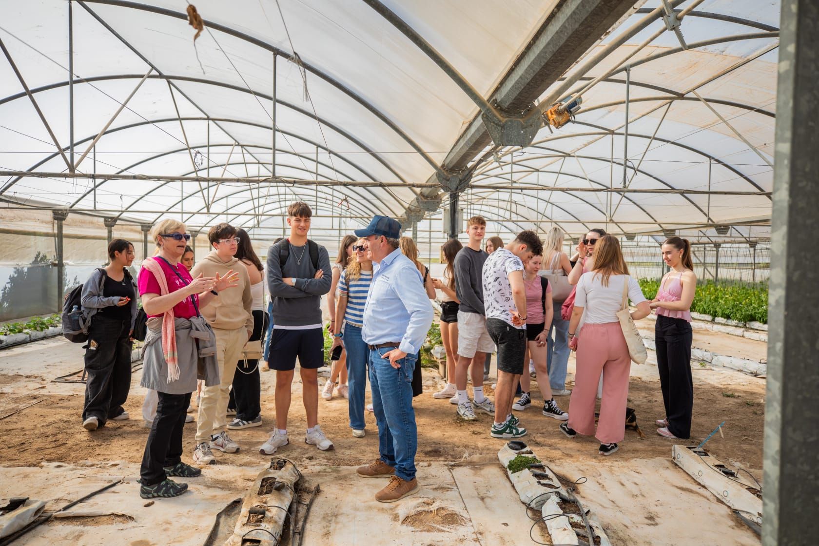 Farm to Fork: Estudiantes de España y Eslovenia visitan la finca agrícola de Hoteles Servigroup en Villajoyosa