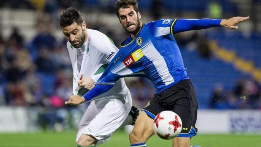 Disputa entre el delantero del Elche Benja y el central herculano Santamaría en el derbi de Copa de la temporada pasada.