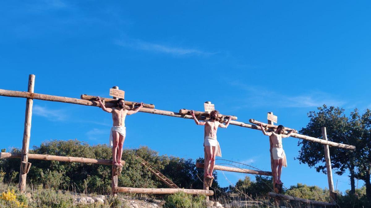 En imágenes | El Drama de la Cruz de Alcorisa conmueve con una puesta en escena más espectacular en el Monte Calvario