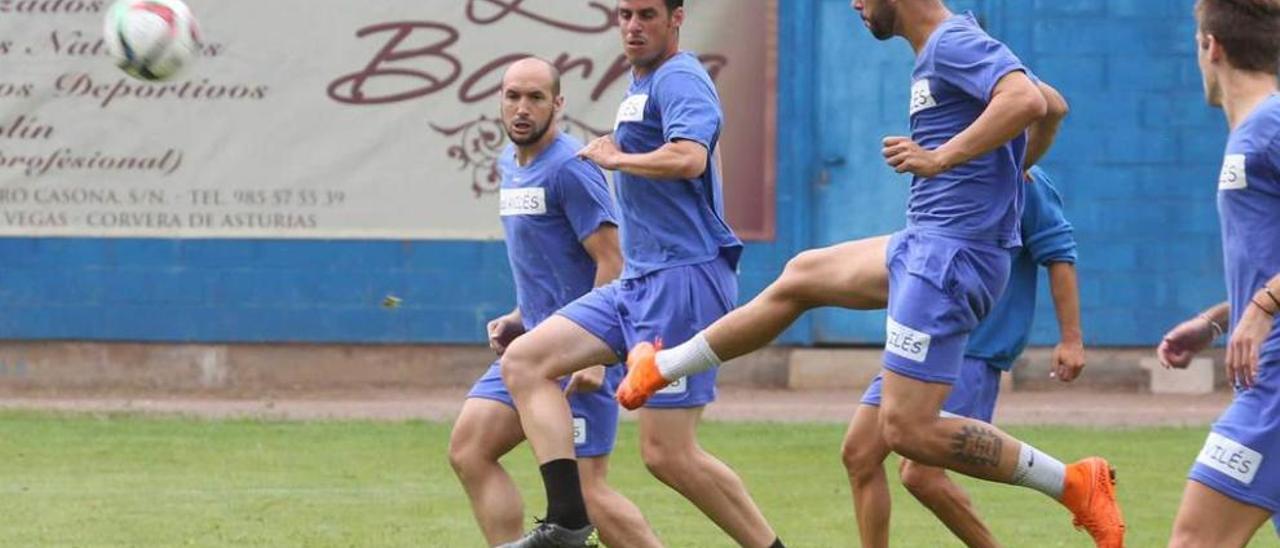 Cristian remata en el ensayo del viernes en el Suárez Puerta ante Pantiga y Juanma.