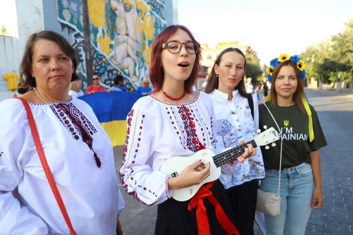 Refugiadas ucranianas durante la conmemoración a su tierra