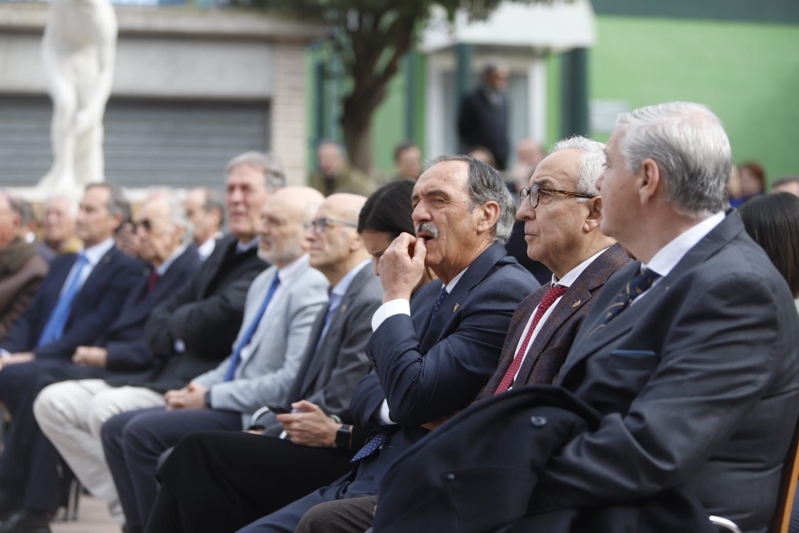 En imágenes | La bandera olímpica ya preside desde las alturas en las instalaciones del CN Helios