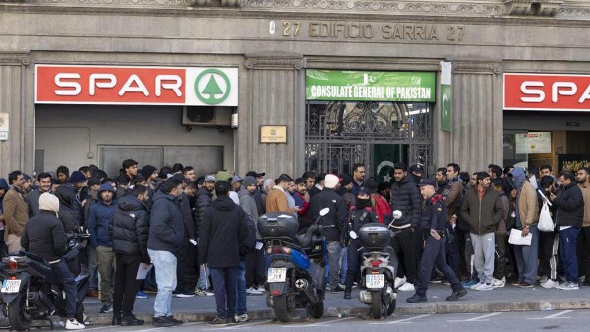 Largas colas en el Consulado de Pakistán en Barcelona.