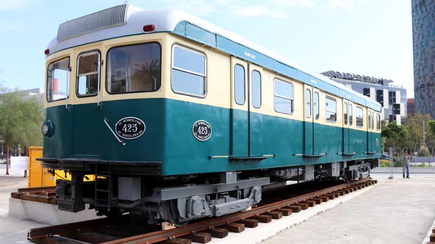 Llegan los trenes históricos del metro de Barcelona a La Farinera del Clot para el montaje de la exposición del centenario