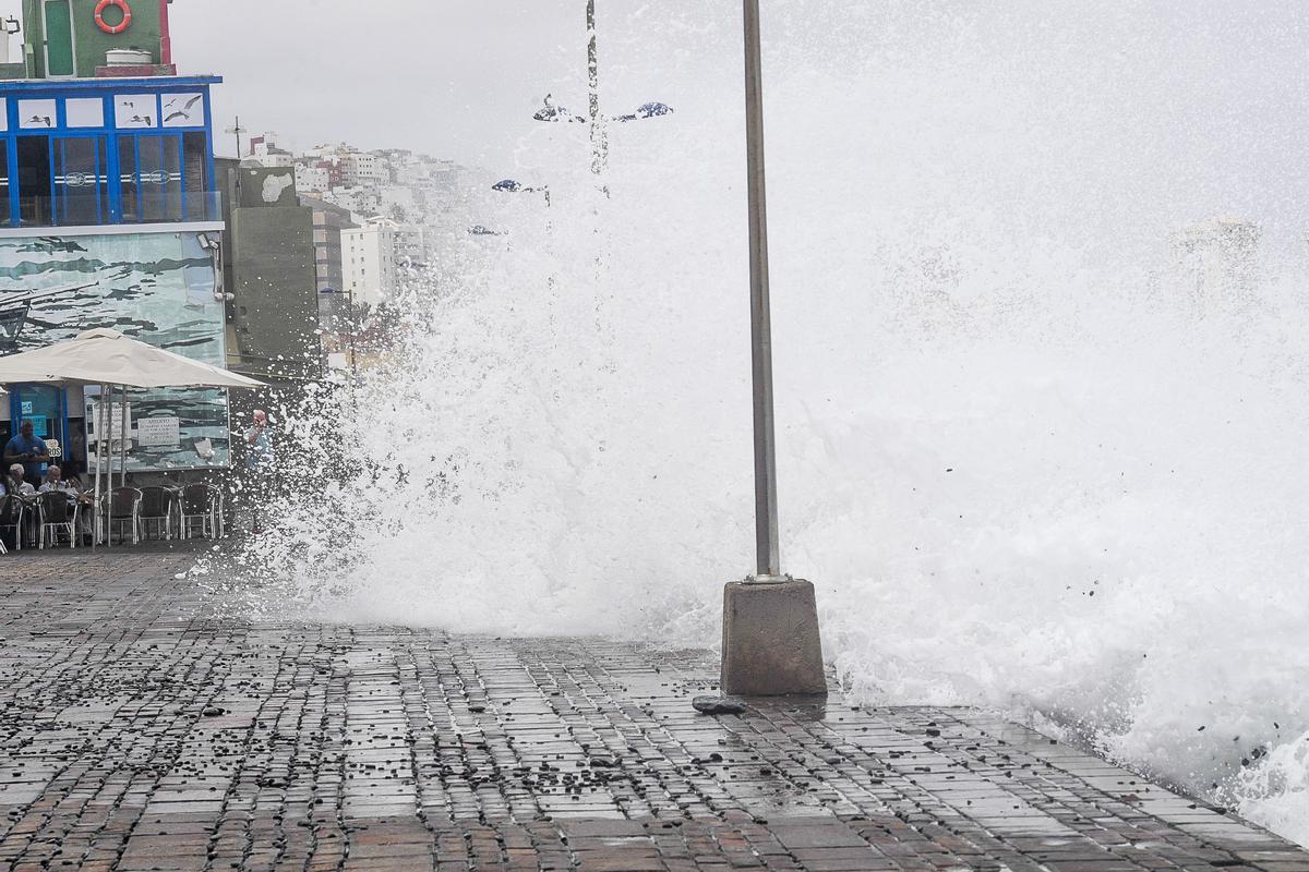 Oleaje fuerte en el paseo del barrio de San Cristóbal en Las Palmas de Gran Canaria. Oleaje fuerte en el paseo del barrio de San Cristóbal en Las Palmas de Gran Canaria.