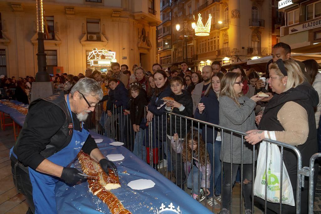 Todas las imágenes del roscón de Reyes gigante de Cartagena 2025