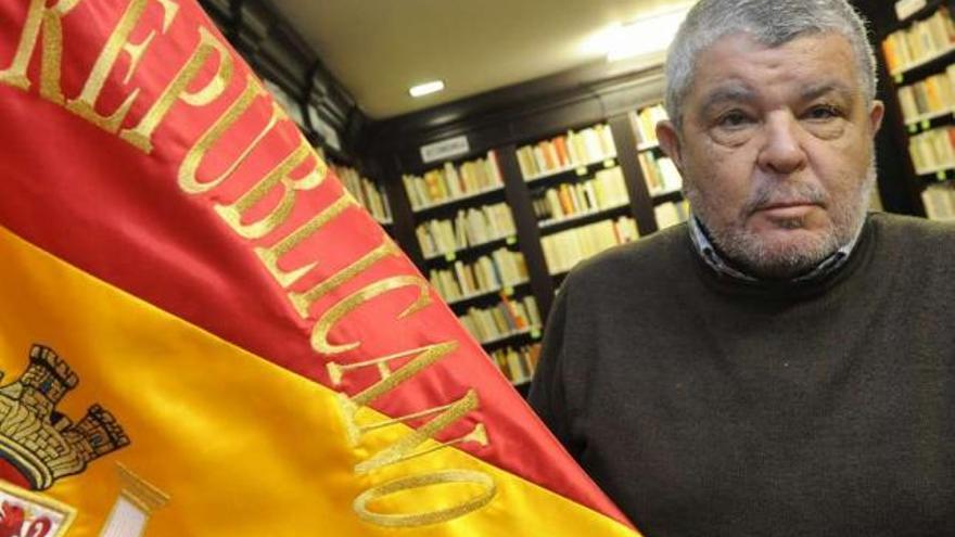 Cándido Barral, con la bandera republicana en la biblioteca del Ateneo. / fran martínez