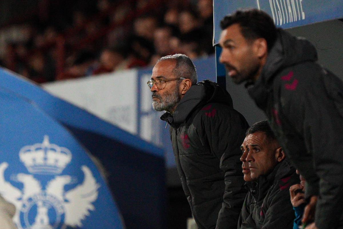 Cervera sigue, desde el banquillo, el partido entre Talavera y Tenerife.