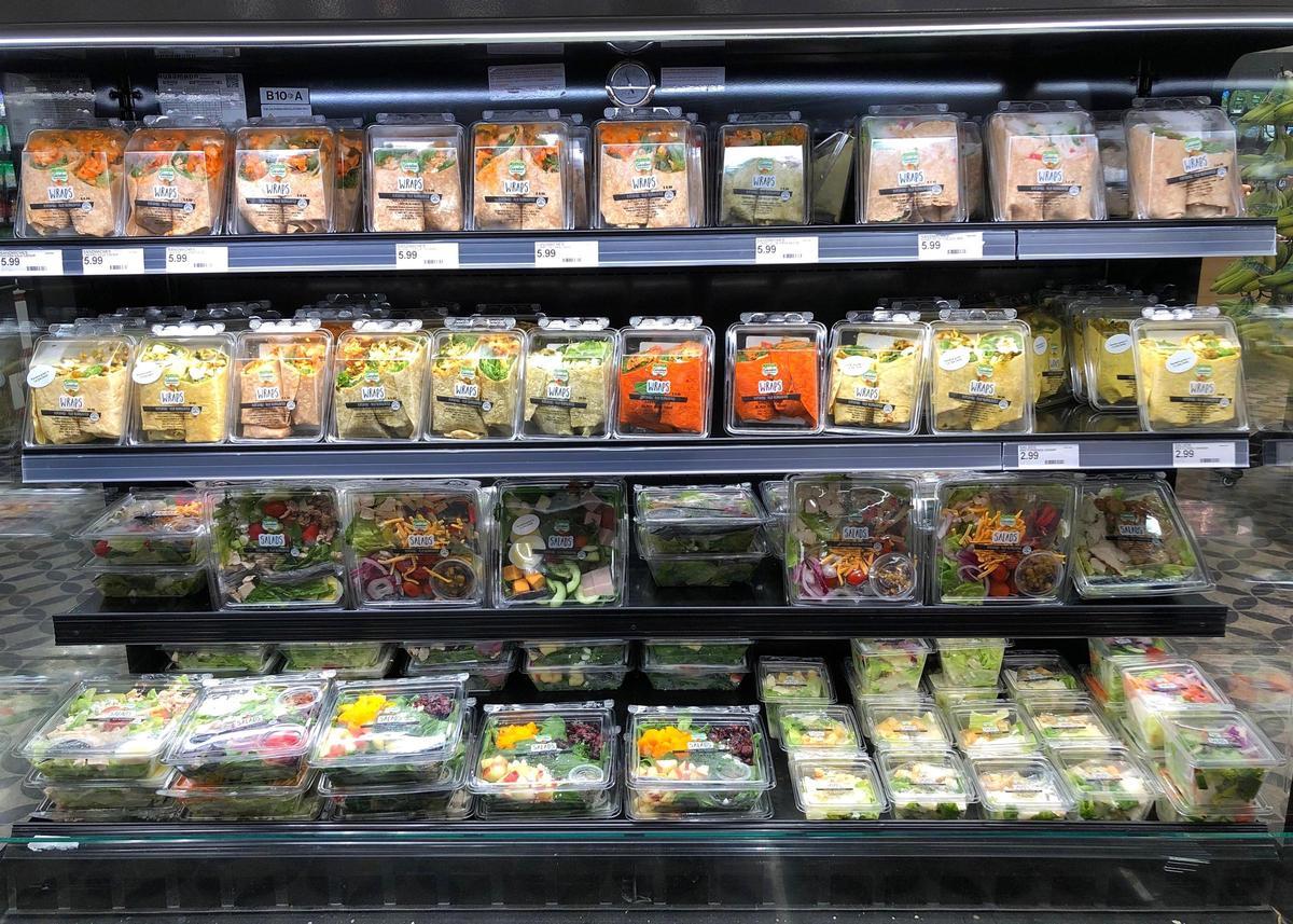 Estantes de comida preparada en un supermercado