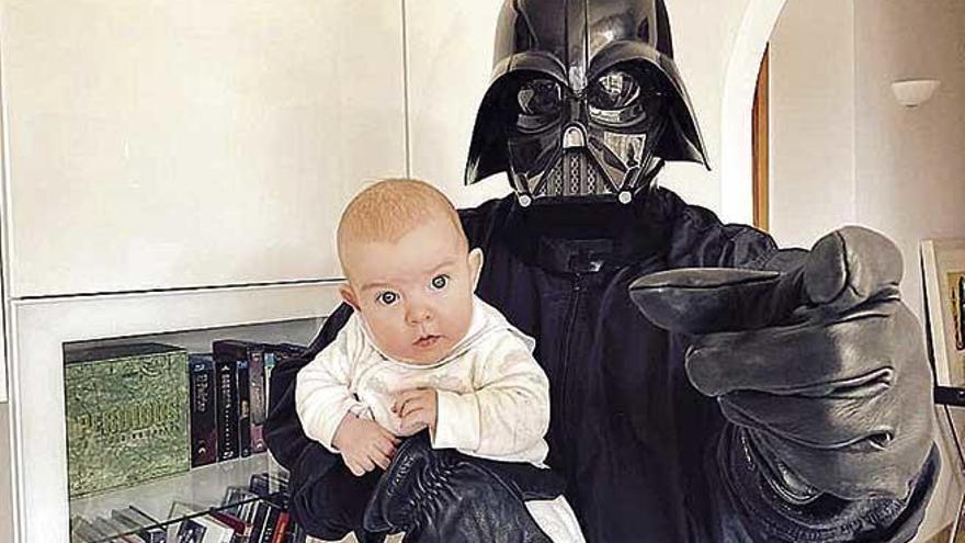 Marcos CabotÃ¡ disfrazado de Darth Vader, en su primer dÃ­a del padre.