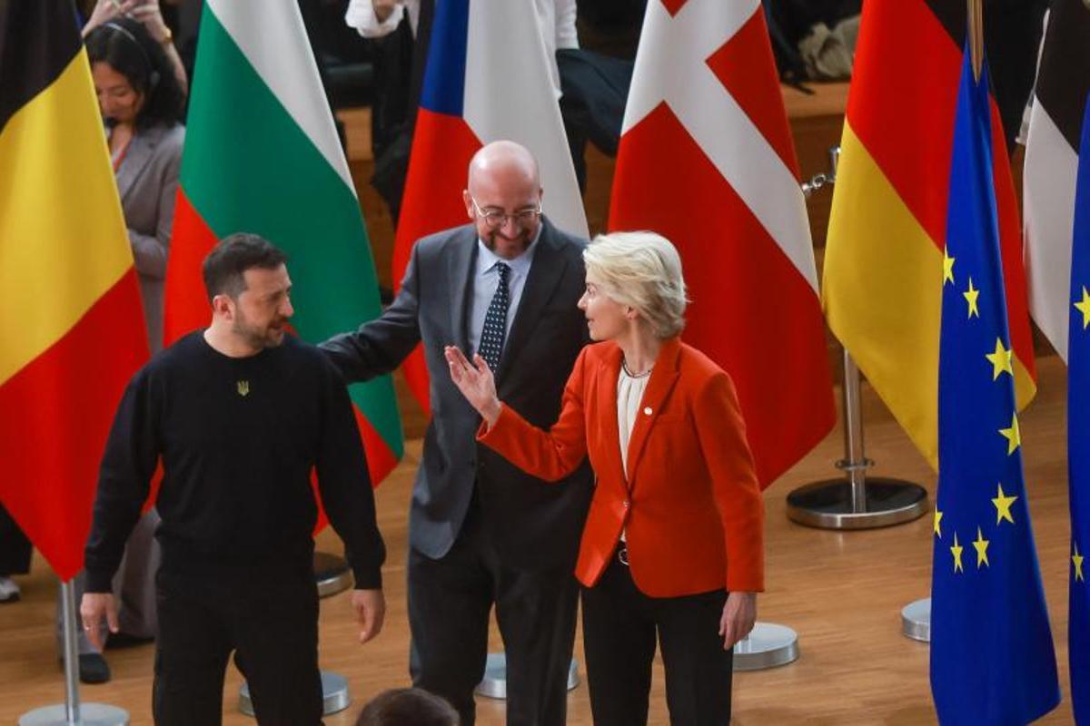 El presidente de Ucrania, Volodimir Zelenski, con los presidentes del Consejo Europeo, Charles Michel, y la Comisión Europea, Úrsula Von der Leyen, en Bruselas en octubre pasdo.