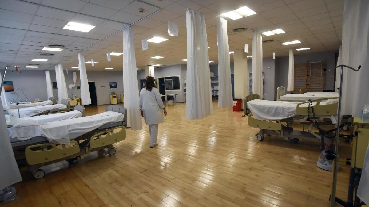 El Hospital Reina Sofía ha llenado de camas su gimnasio por si la zona de hospitalización se queda pequeña.