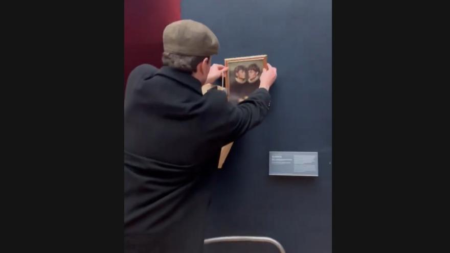 Dos &#039;tiktokers&#039; belgas burlan la seguridad del Louvre y cuelgan un cuadro con su foto en la sala de La Gioconda