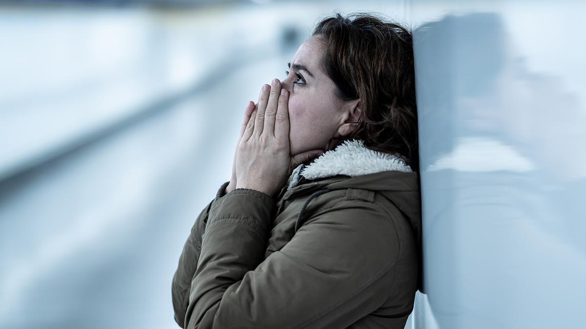 Una mujer llorando Una mujer llorando