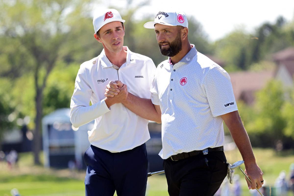 NEWTOWN, PENNSYLVANIA - MAY 12: David Puig of Spain shakes hands with Jon Rahm of Spain during a practice round prior to the PGA Championship at Aronimink Golf Club on May 12, 2026 in Newtown, Pennsylvania. Jamie Squire/Getty Images/AFP (Photo by JAMIE SQUIRE / GETTY IMAGES NORTH AMERICA / Getty Images via AFP)