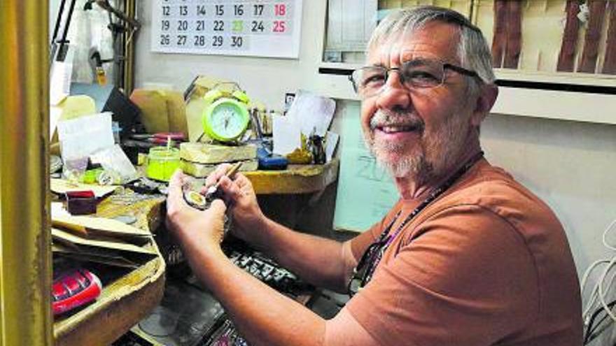 Antonio Santana repara un reloj en su joyería de Vegueta.