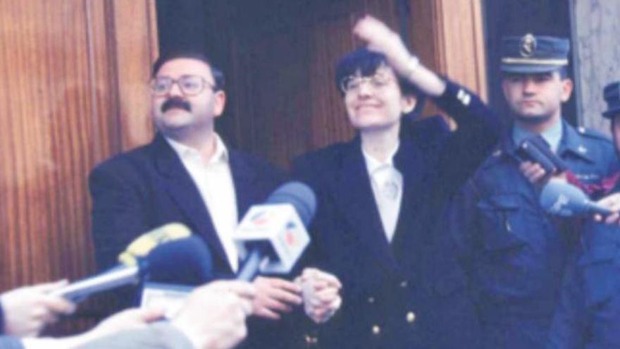 Maria Àngels Feliu saluda a la porta de casa seva, un cop alliberada, el 27 de març del 1994