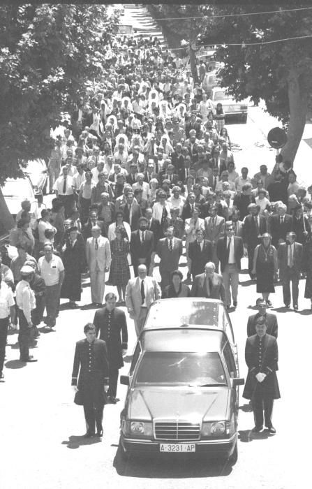 Cientos de alicantinos acudieron al cementerio a despedirse de Gastón Castelló, entre ellos las distintas autoridades y las Belleas del Foc