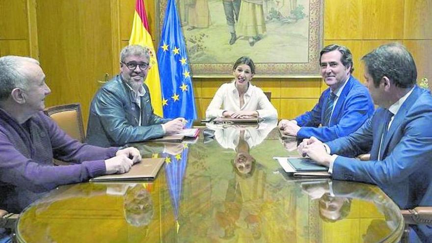 Yolanda Díaz, ministra de Trabajo, junto a agentes sociales y organizaciones sindicales a principios de año.