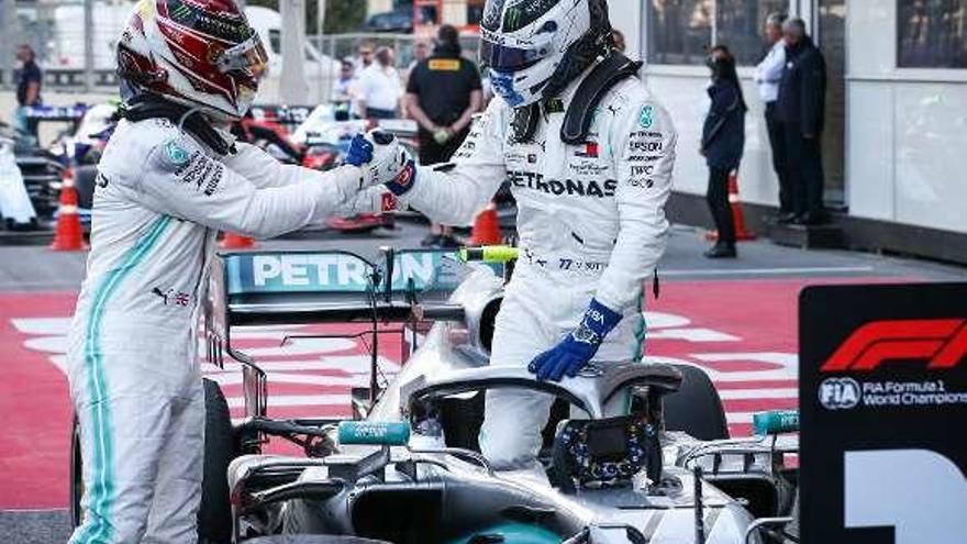 Hamilton y Bottas se saludan tras la carrera de ayer. // Antonin Vincent