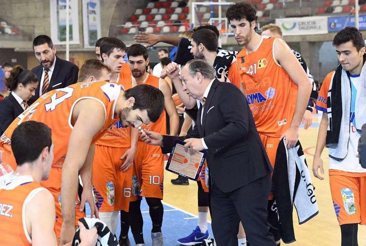 Tito Díaz da indicaciones a sus jugadores durante un tiempo muerto.