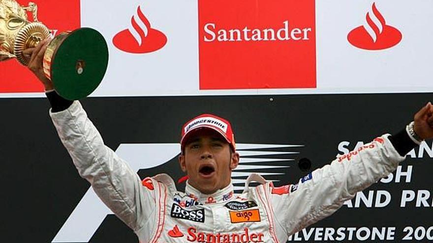 El piloto británico Lewis Hamilton celebra en el podio la victoria conseguida en el Gran Premio de Gran Bretaña.