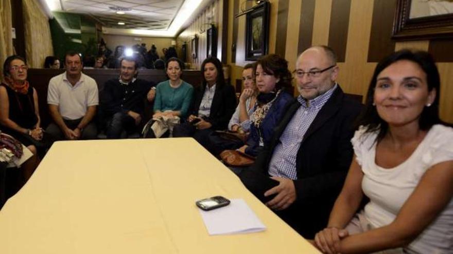 Francisco Rodríguez, junto a un nutrido grupo de militantes, ayer en una cafetería de Ourense. / brais lorenzo