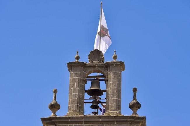 Subida de la bandera de las fiestas del Pino