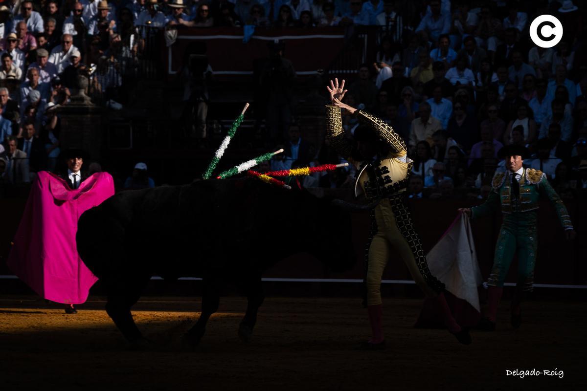 Par de banderillas de Óscar Reyes.
