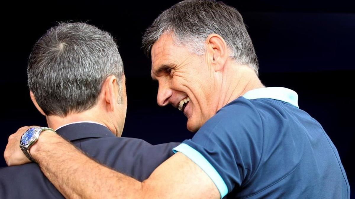 El entrenador del FC Barcelona  Ernesto Valverde (i) y el entrenador del Eibar  Jose Luis Mendilibar (d)  se saludan durante la previa del partido que enfrentan