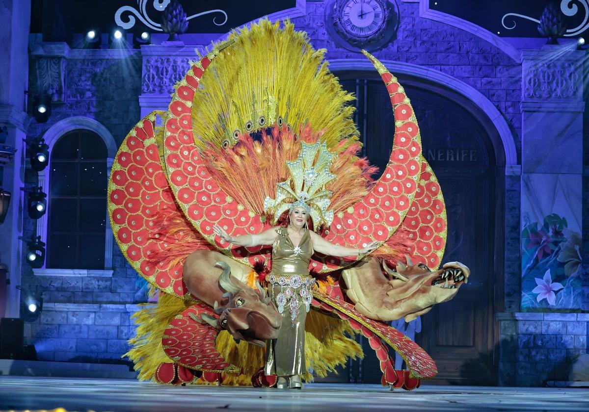 5. Libertad Ramos González, con una fantasía de nombre 'Soy leyenda', de David Hernández, representando al Excmo. Ayuntamiento de Tacoronte.